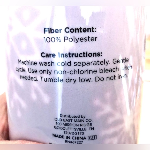 Christmas Winter Snowflake Diamond Border Red White Fleece Throw Blanket 60” NWT - Picture 5 of 5